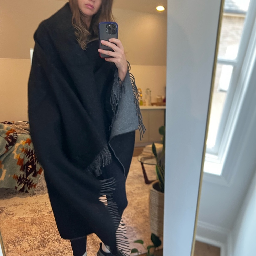 PACAS Black and Gray Women's Poncho (baby alpaca)